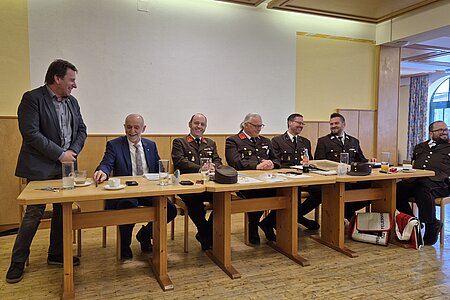 Feuerwehrreferent Gerhard Grünbeck bedankt sich für die geleistete Arbeit im letzten Jahr Feuerwehrreferent Gerhard Grünbeck bedankt sich für die geleistete Arbeit im letzten Jahr