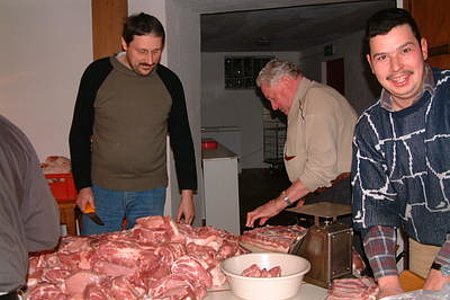 unter der fachkundigen Hand von Karl Poppinger wurde das Fleisch zerteilt unter der fachkundigen Hand von Karl Poppinger wurde das Fleisch zerteilt