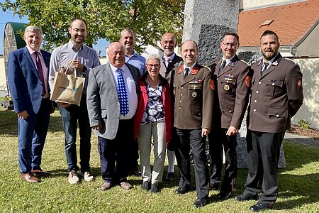 Vlnr.: Vizebürgermeister Günther Prinz, Christopher Edelmaier, Jubilar Leopold Zauner, Dietmar Hipp, Gertrud Zauner, Bürgermeister Josef Schaden, Kommandant Wolfgang Weitzenböck, Christian Hipp und Michael Fichtinger.