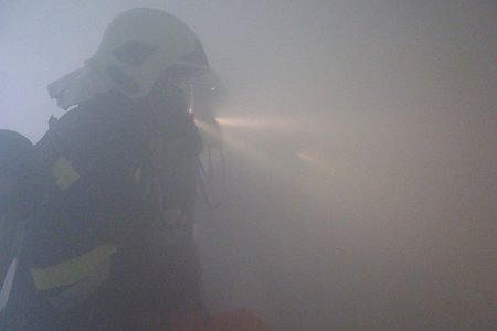 Extrem dichter Rauch erschwert das Auffinden der Person im Übungsobjekt.