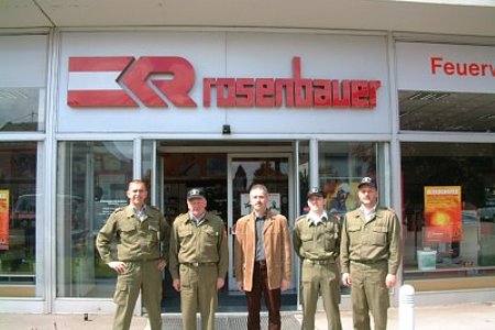 Gruppenbild vor dem Eingang Gruppenbild vor dem Eingang