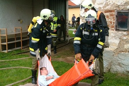 Feuerwehrarzt Dr. Dräger leistete die Erstversorgung Feuerwehrarzt Dr. Dräger leistete die Erstversorgung