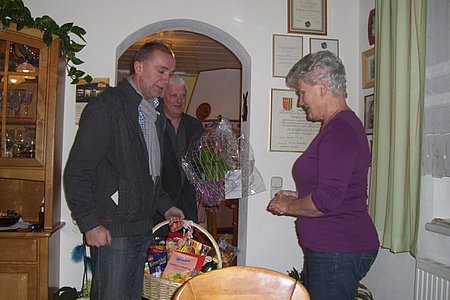 Vizebürgermeister Josef Schaden und Ortsbauernratsobmann Martin Wally beim Gratulieren.