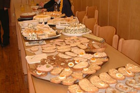 die Frauen der Kameraden sorgten für das leibliche Wohl die Frauen der Kameraden sorgten für das leibliche Wohl