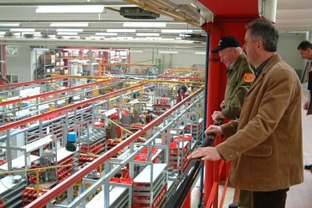 dann gings mit einer Führung durch unseren Betreuer Hr. Lechner durchs Werk dann gings mit einer Führung durch unseren Betreuer Hr. Lechner durchs Werk