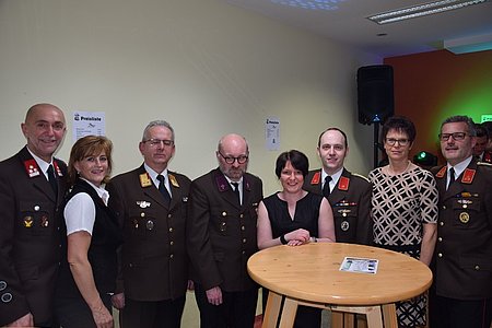 Vizebürgermeister Josef Schaden, Roswitha Schaden, Brandrat Willibald Burger, Pater Daniel Gärtner, Anita Weixelbaum, Wolfgang Weitzenböck, Klaudia Hipp und Kommandant Anton Hipp beim FF Ball in Sallingstadt.