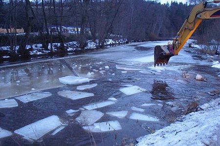 Der Bagger bricht an den für ihn zugänglichen Stellen die Eisschicht