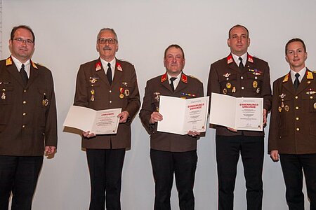 Wechsel im Sachgebiet Atemschutz von Reinhard Holzmüller an Manuel Kerschbaum, Stellvertreter bleibt Josef Rametsteiner.vlnr.: Brandrat Franz Thaler, HBM Reinhard Holzmüller, OBI Josef Rametsteiner, OBM Manuel Kerschbaum und Abschnittsbrandinspektor Benedikt Strasser