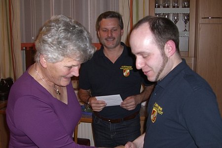 Die Jubilarin Leopoldine Hipp mit Kommandant Anton Hipp und Wolfgang Weitzenböck.