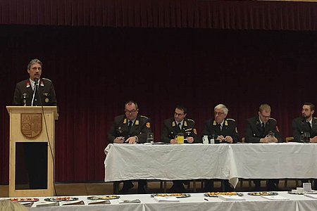 Abschnittssachbearbeiter HBM Reinhard Holzmüller bei seinem Bericht zum Sachgebiet Atemschutz.