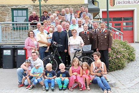 Der Jubilar im Kreise seiner Familie und Gratulanten.