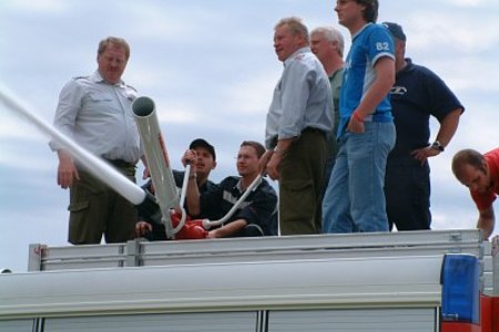 Christian und Harald bedienen den Wasserwerfer Christian und Harald bedienen den Wasserwerfer