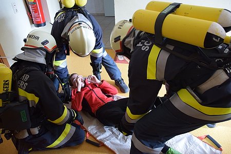 Menschenrettung mit schwerem Atemschutz.