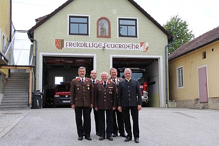 Kommandant HBI Anton Hipp, Kommandant-Stellvertreter BI Wolfgang Weitzenböck, der Jubilar EHBI Fritz Poinstingl, Unterabschnittskommandant BR Ewald Edelmaier und Bürgermeister Johann Hölzl.