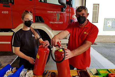 Fachgerechte Überprüfung der Feuerlöscher im FF-Depot.