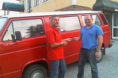 Kommandant Anton Hipp übergibt die Wagenschlüssel dem neuen Besitzer Roman Wagner aus Sallingstadt