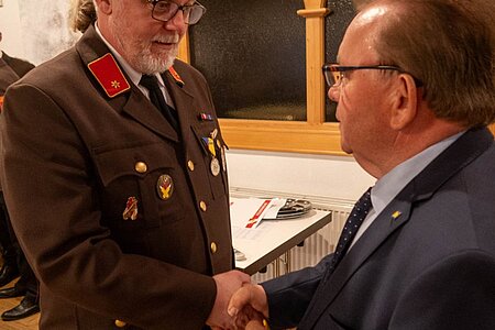 Bürgermeister Franz Mold überreicht Franz Danzinger das Ehrenzeichen für vieljährige verdienstvolle Tätigkeit für 25 Jahre