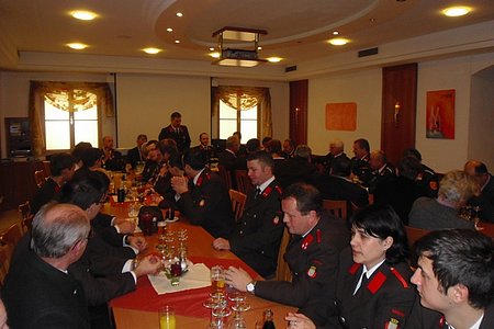 Versammlung im Saal vom Dorfwirtshaus.