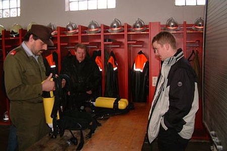 Brandmeister und Ausbildner Reinhard Holzmüller erklärte die Geräte