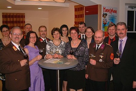 Klaudia Hipp, Brandrat Willi Burger, Kommandant Anton Hipp, Genoveva Burger, Vizebürgermeister Manfred und Maria Schnabl, Margit Hipp-Schnabl, Anita Hölzl, Dietmar Hipp, Elisabeth Blauensteiner, P. Daniel Gärtner, Wirtschaftsbundobmmann Franz Blauensteiner und Bgm. Johann Hölzl bei Ball der FF Sallingstadt