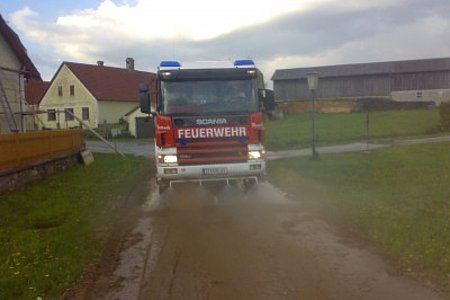 Die Straßenreinigungsanlage des Tanklöschfahrzeuges beseitigte die Verunreinigungen des Gewitters