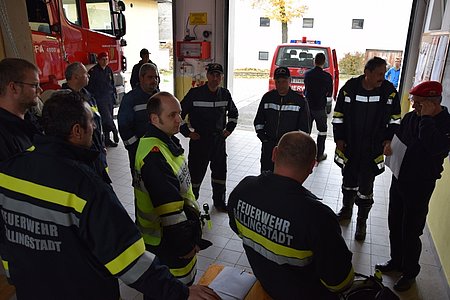 Briefing der Ortsfeuerwehr durch den Einsatzleiter.