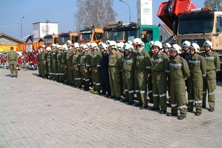 die Abordnung der Feuerwehren mit Einsatzbekleidung