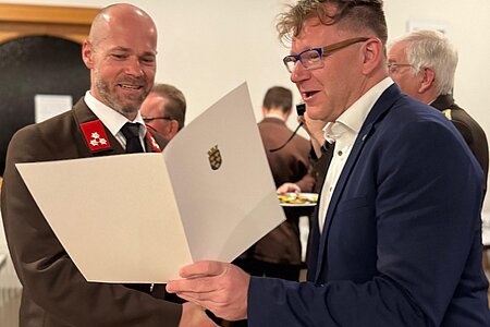 Ehrenzeichen für vieljährige verdienstvolle Tätigkeit für 25 Jahre für Franz Schaden durch Bezirkshauptmann Markus Peham