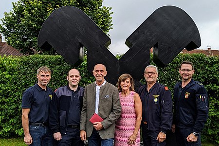 Das Kommando der FF Sallingstadt gratuliert dem Jubilar ganz herzlich! (vlnr.: Walter Hipp, Wolfgang Weitzenböck, Josef und Roswitha Schaden, Kommandant Anton Hipp und Christian Hipp).