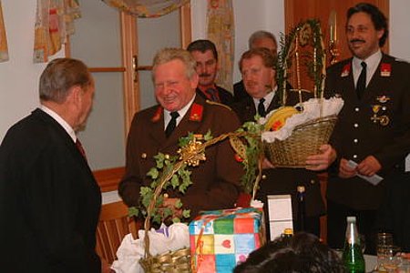 Die Feuerwehr gratuliert ihrem langjährigen unterstützenden Mitglied zum 90iger herzlich
