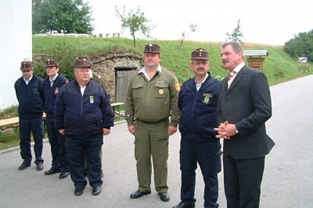 Zum Abschluss gratulieren die Prüfer sowie der Bezirkskdt. und der Bgm. Zum Abschluss gratulieren die Prüfer sowie der Bezirkskdt. und der Bgm.