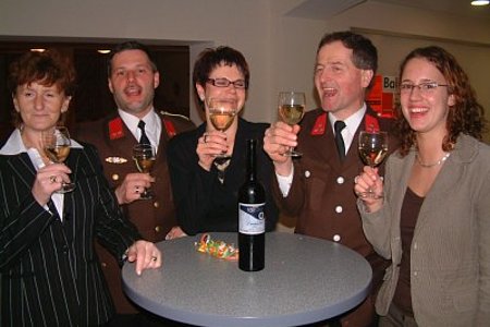 Monika, Anton, Klaudia, Franz und Daniela stoßen auf den gelungenen Abend an! Monika, Anton, Klaudia, Franz und Daniela stoßen auf den gelungenen Abend an!