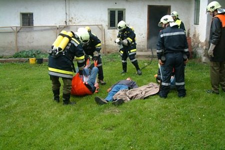mit den neuen Atemschutzgeräten wurde die Menschenrettung durchgeführt mit den neuen Atemschutzgeräten wurde die Menschenrettung durchgeführt