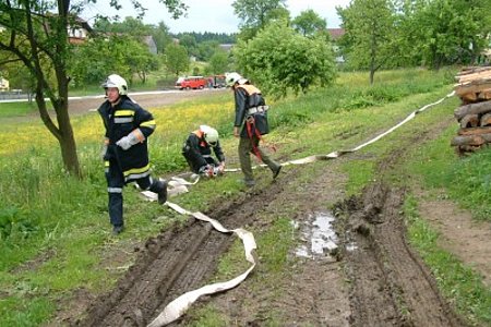 Die Versorgungsleitung vom Löschteich wird hergestellt