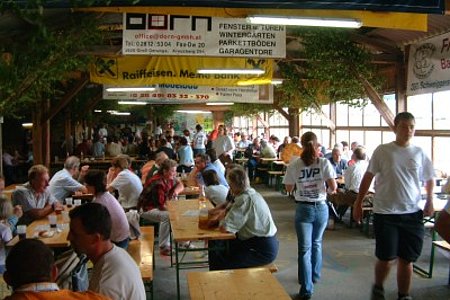 die festlich geschmückte Festhalle lädt zum Feiern ein die festlich geschmückte Festhalle lädt zum Feiern ein