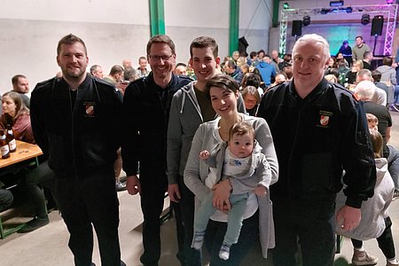 Das Kommando der FF Sallingstadt gratuliert dem Jubilar ganz herzlich! (vlnr.: Michael Fichtinger, Christian Hipp, Stefan, Nicole und Elias Wally, Franz Danzinger).